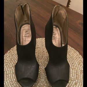 Like new black Shi wedges with cute detail